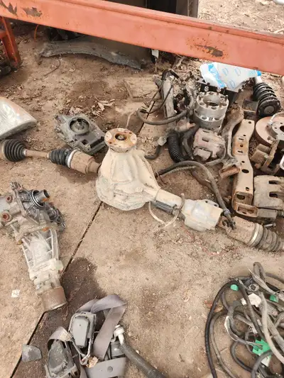 Selling the front differential and axles from a 2010 Dodge 1500. These parts are used and show signs...