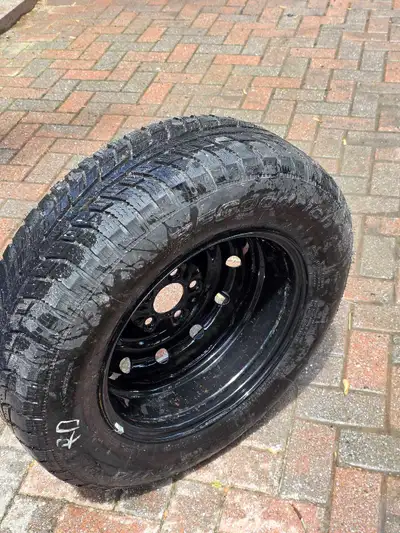 4 pneus BFGoodrich 215/70R16 d'hiver sur rim. Les pneus et les rims ont seulement une saison, soit e...