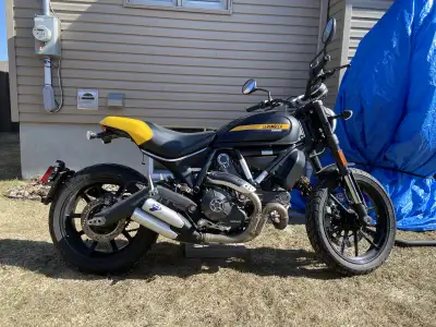 Moto Ducati Scrambler 2017 Pratiquement neuve. Seulement 3500 km.