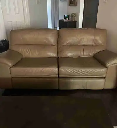 Ensemble causeuse condo et fauteuil pivotant de marque Via 100% cuir (produit du Québec) de couleur...