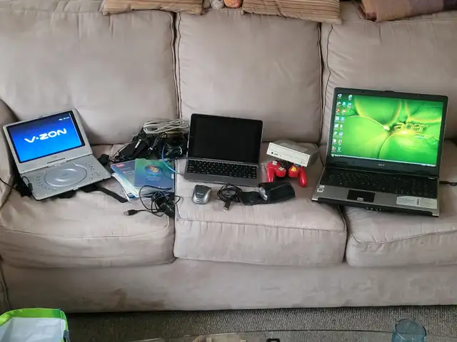 Old electronics, Working Laptop, Camera and Portable DVD Player in General Electronics in Nanaimo - Image 2