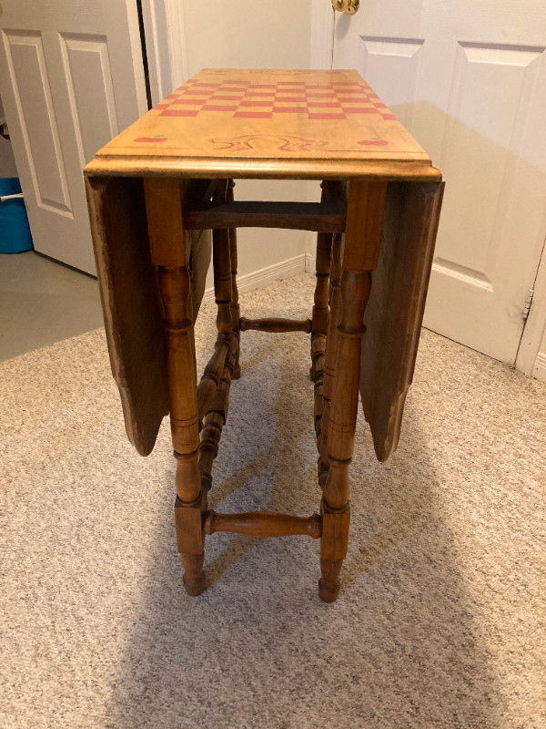 Drop-leaf game table in Other Tables in Mississauga / Peel Region - Image 3