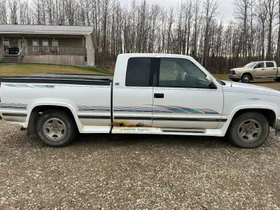 1994 Chevy 2500 diesel truck 365,000 km Runs good