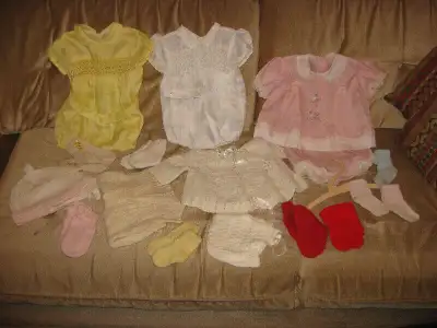 VINTAGE - VÊTEMENTS DE BÉBÉ ET LITERIE - POUR GARÇONS ET FILLES - Aussi jouets - Mickey musical - Pl...