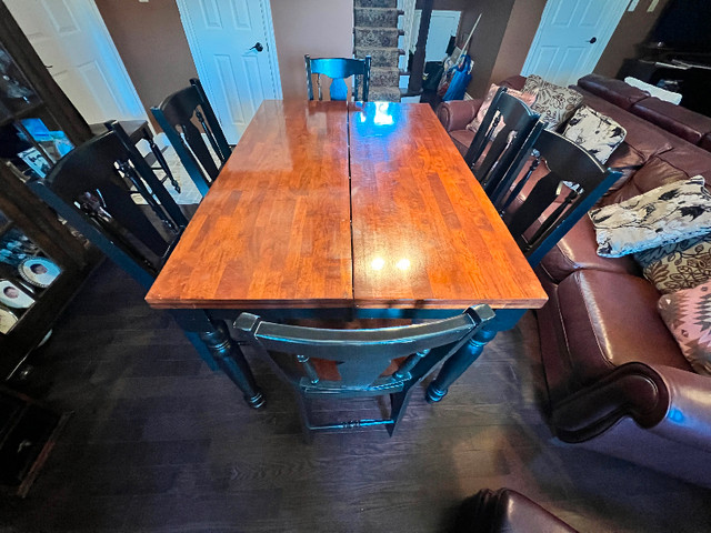 Beautiful bar height solid hardwood dining room table & 7 chairs in Dining Tables & Sets in Kingston - Image 4
