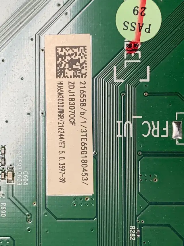 Hisense 65R6107 65” TV in TVs in West Island - Image 4