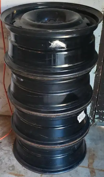set 17 inch steel wheels with multi fit 114.3x5 and 115x5 bolt patterns. good winter rims $130. lond...