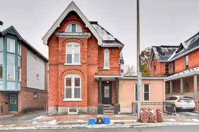 Prime Centretown Apartment - Walk to Downtown (2nd Unit)