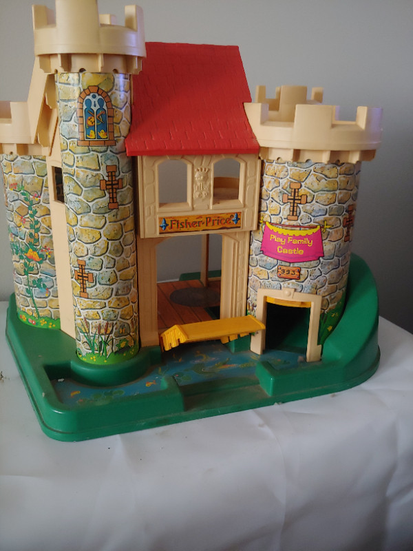 VINTAGE Fisher Price Play Family Castle 993 Set 99% in Toys & Games in London - Image 2
