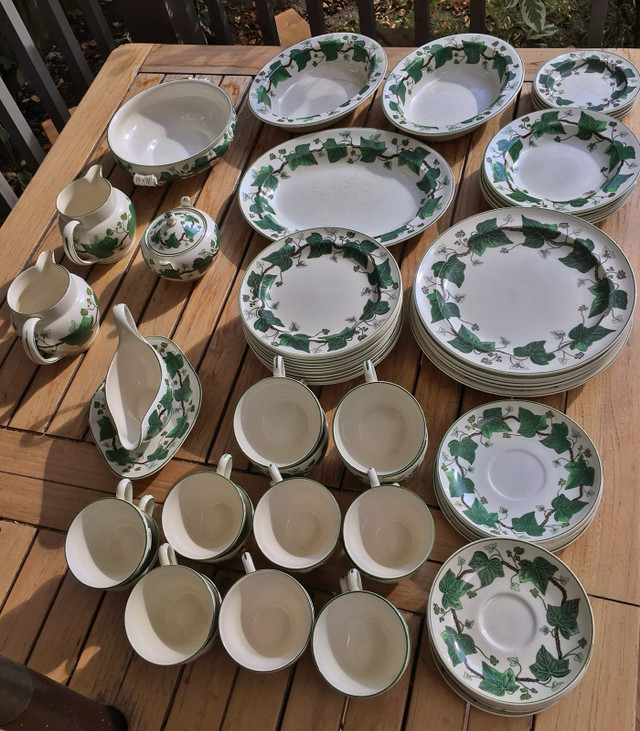 ⭐️70 pieces of VINTAGE Wedgewood Napoleon Ivy china⭐️ in Arts & Collectibles in City of Toronto - Image 2