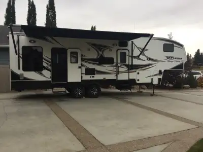 FZ 302 This unit is in great shape c/w Cummins onan5500 gen, 2 AC ,new flooring, 2 slides, 10’ garag...
