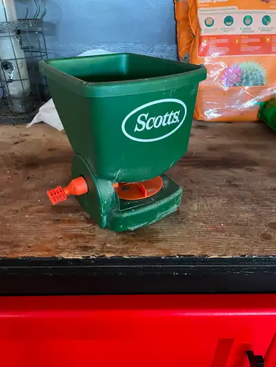 I have a Scott's handheld fertilizer spreader. It's only been used a few times and is in like-new co...
