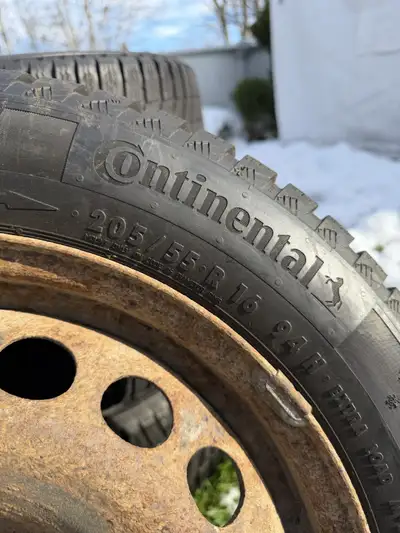 Pneus d'hiver Continental, WinterContact 205/55 R16, en bon état, vient avec les roues d'acier sans...