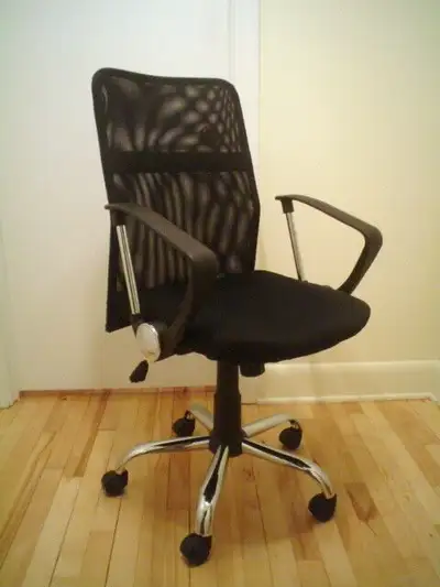 Chaise de bureau de style moderne. Couleur noire. Comprend un siège à hauteur réglable, un dossier i...