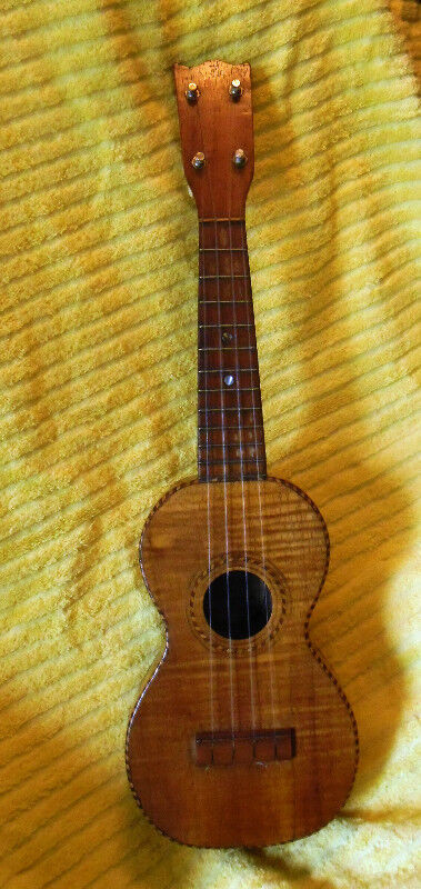 Vintage 1920s Leonardo Nunes Hawaiian Koa wood ukulele/ukelele dans Cordes  à Ville de Montréal