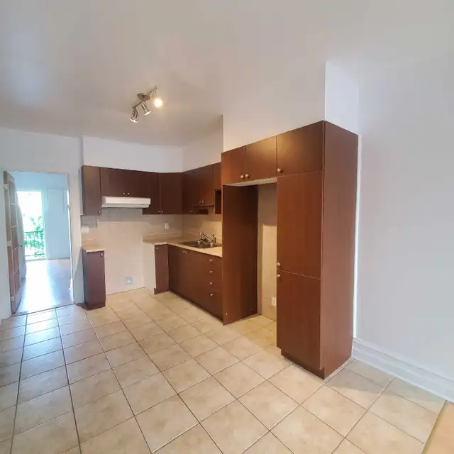 Beautiful 3 1/2 steps from Rosemont Metro available for rent63893274082051122