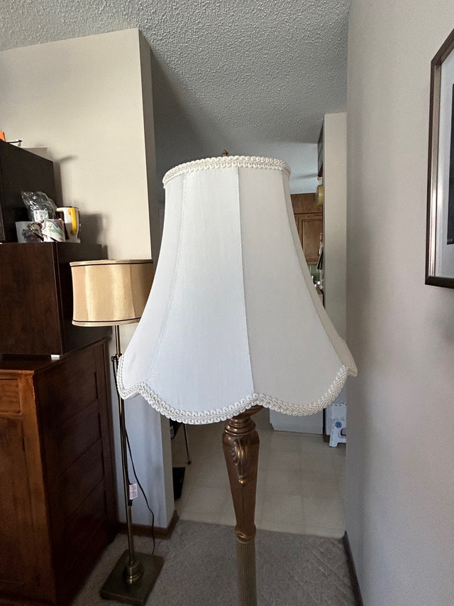 Vintage Pole Trilight Lamp c/w unique shade.  in Indoor Lighting & Fans in Regina - Image 4