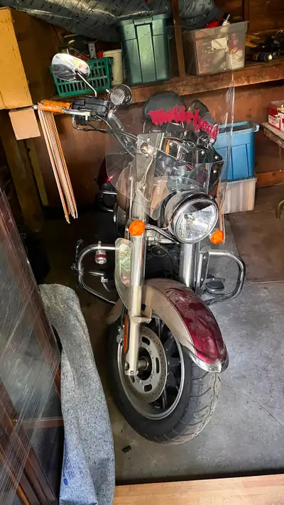 KM 39000 1700 CC 2009 Val an no ma Two-tone burgundy and tan Kawasaki Vulcan Nomad cruiser. This mot...
