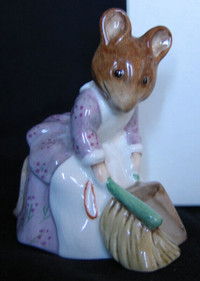 BESWICK "HUNCA MUNCA SWEEPING" FIGURINE, MINT IN BOX