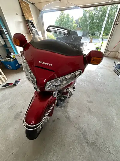 Je vends ma Honda Goldwing 2008, une machine de tourisme exceptionnelle avec 73000 km au compteur, p...