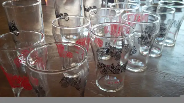 14 Glasses Displaying Vintage Cars in Arts & Collectibles in Stratford - Image 4
