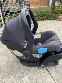 Uppababy Mesa infant carseat with base