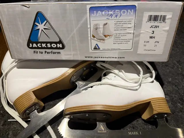 Jackson 200 Ice Skate Size 3 - Used in Skates & Blades in Markham / York Region - Image 2