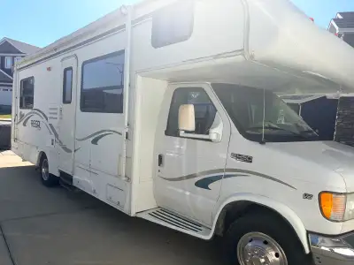 This used 28-foot Triple E Regal Class C motorhome built on a reliable Ford E450 chassis is ready fo...
