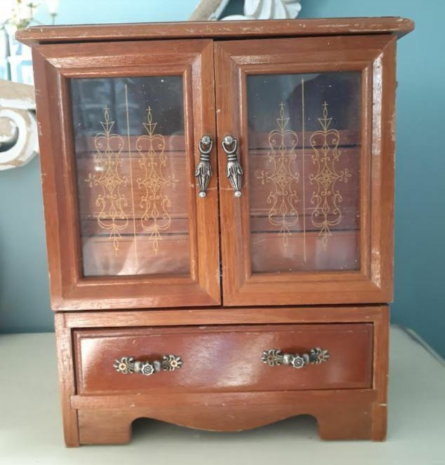Vintage wood jewelry box organizer with glass-like doors in Arts & Collectibles in Markham / York Region