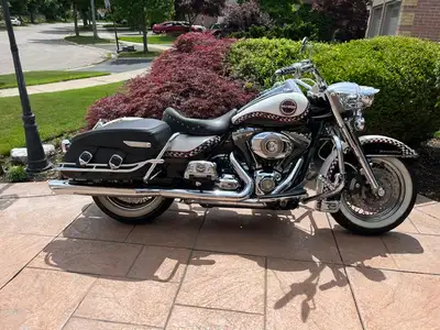 - 2009 HD Road King Classic - excellent condition - 1584 cc, front ABS, 6 speed with cruise control...