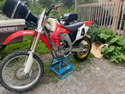 02’ Honda CRF 450R Bike cleans up pretty nice, has lots of little aftermarket parts. Needs some TLC....