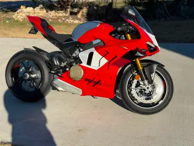 brand new bike with only 85km on it, has been storage for the passed 2 years. Everything is stock on...