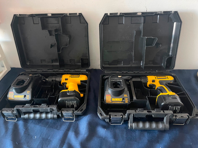 TWO 12 VOLT DEWALT DRILLS, WITH 2 BATTERIES, (1 NEW IN BOX), dans Outils électriques  à Ville de Montréal