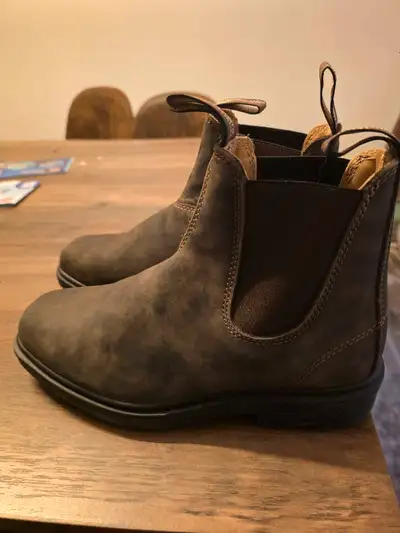 Worn once men's 5 woman's 7 paid over 200 asking 100$