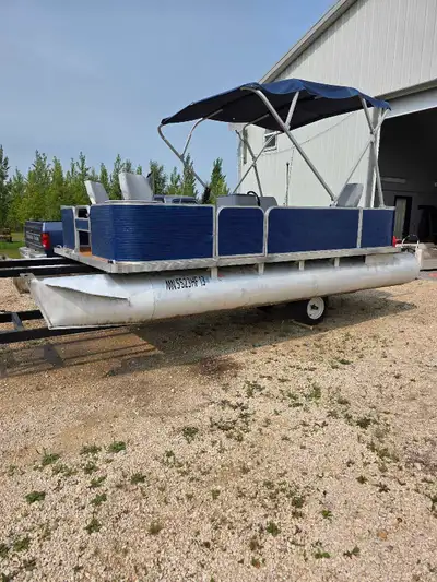 1997 Northwood pontoon boat 18ft, has live well, new bilage pump, new lights, new water proof floori...