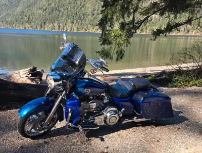 2013 Roadking CVO. 110 Screeming Eagle Low km, CVO custom paint, new tires 1 year ago, 4 speaker i-p...