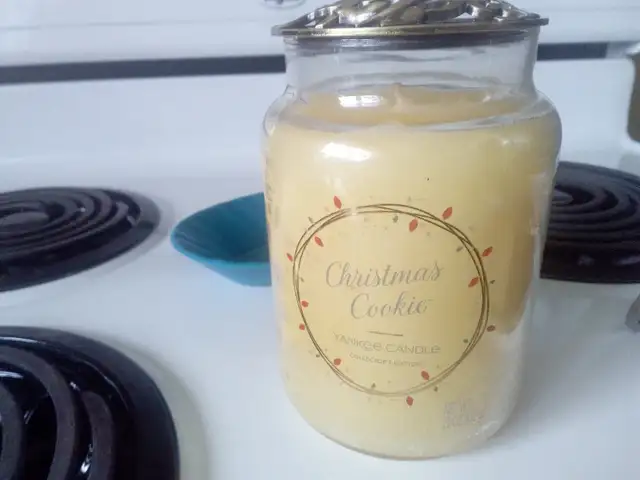 Yankee Candle Christmas large jar with accessories in Home Décor & Accents in Barrie - Image 6