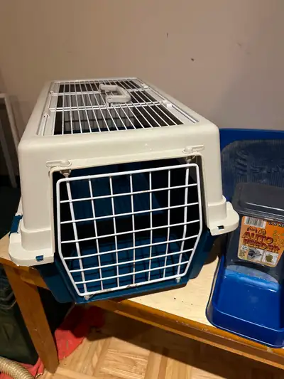 Cage de transport pour Chat, propre , très bon état. Vient avec bol, distributeur de croquettes, lit...