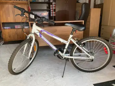 Used (like new) women's mountain bike, size 24", looks new. Some scratches near the handle from year...