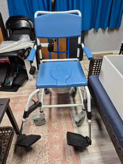 Commode Chair that can be used in shower as well See pictures for details