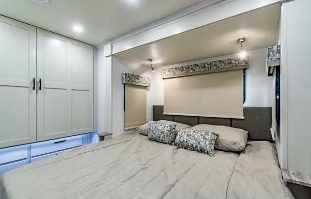 DYNAMAX EUROPA 31SS LUXURY SUPER C DIESEL MOTORHOME - SOLAR PKG in RVs & Motorhomes in Edmonton - Image 9