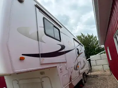This is a luxury 32 ft 3-slide trailer with 1 1/2” aluminum frame (heavier frame then most). This is...