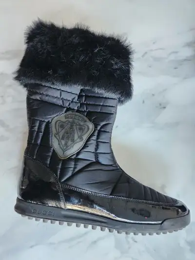 Vintage Gucci Hysteria Black Snow Boots with Rabbit Fur - model 182331. Ladies size 37 1/2 G Made in...