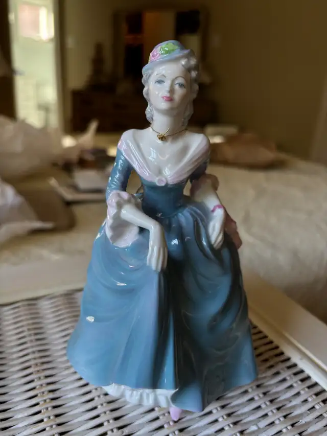 Coalport Figurine Regina in Arts & Collectibles in Oakville / Halton Region - Image 3