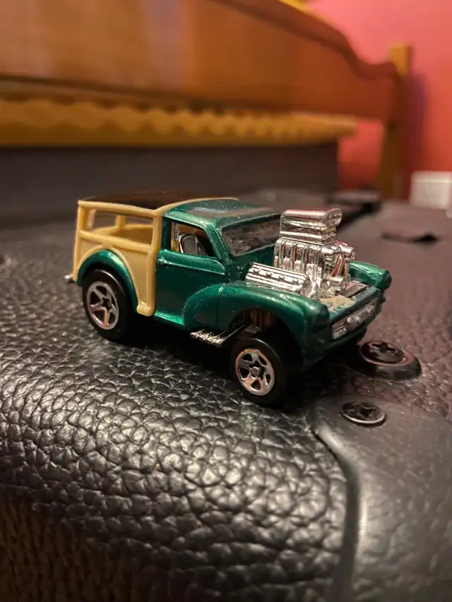 Morris Wagon Green Tan Hot Wheels 2001 toy car truck