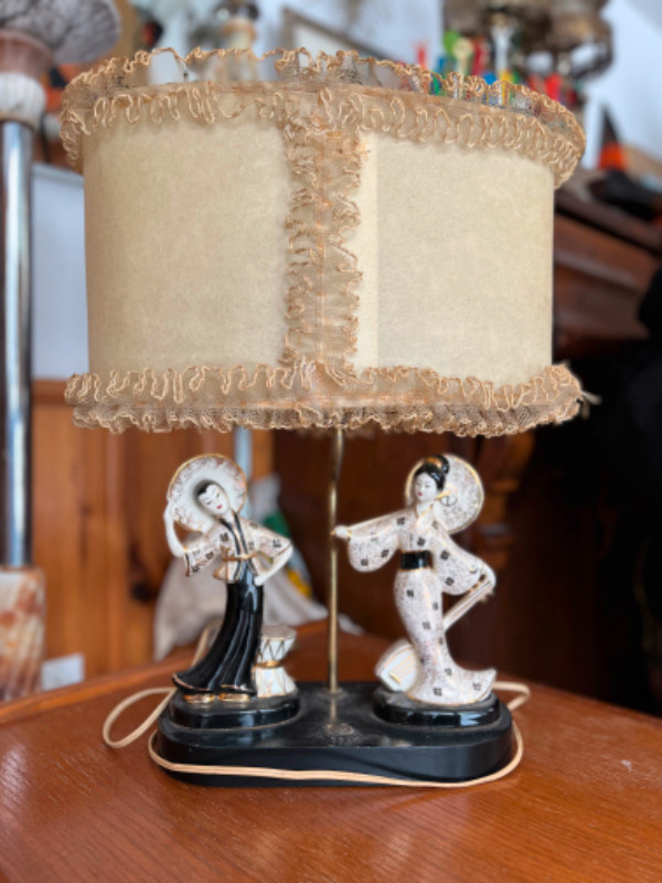 Ensemble de 3 lampes 1950 asiatiques avec abats jours d’origine dans Éclairage intérieur et plafonniers  à Ouest de l’Île - Image 2
