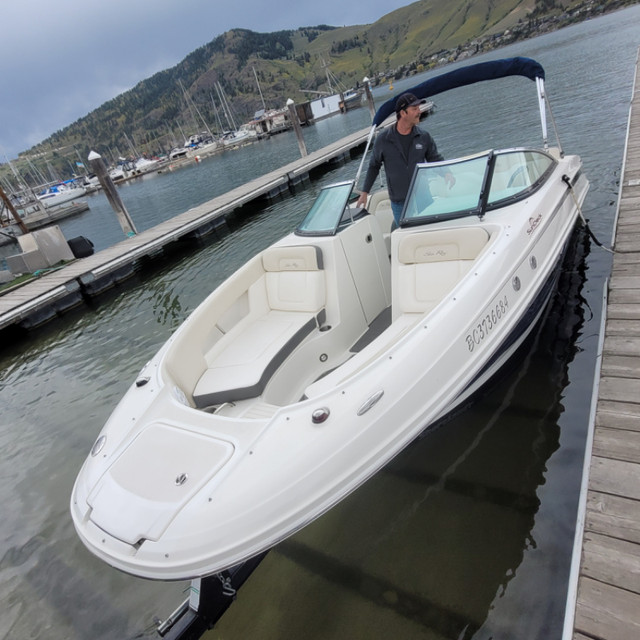 2013 Searay 240 Sundeck Mint Condition Moving Sale 65 Hrs in Powerboats & Motorboats in Vernon - Image 4