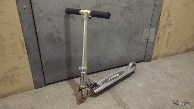 Trottinette Razor en Aluminium dans Jouets et jeux  à Longueuil/Rive Sud - Image 2