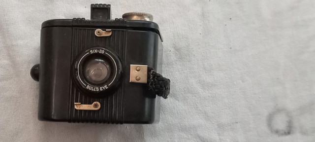 I deliver! Vintage Old Camera Bull's Eye Six-20 in Arts & Collectibles in St. Albert - Image 2