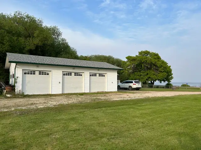  3 Bed, 2 Bath Lakefront Home on 5 Acres in Houses for Sale in Winnipeg - Image 6